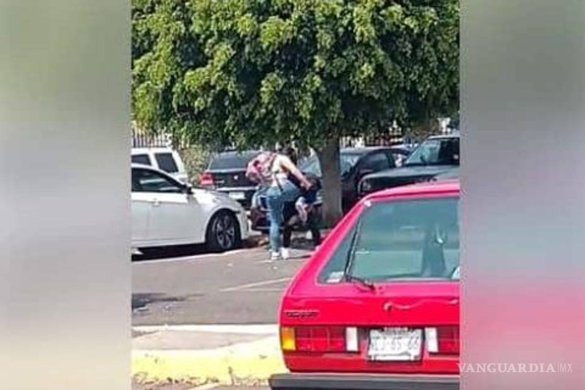 Golpea a rodillazos a su a novio, por presunta infidelidad (VIDEO)