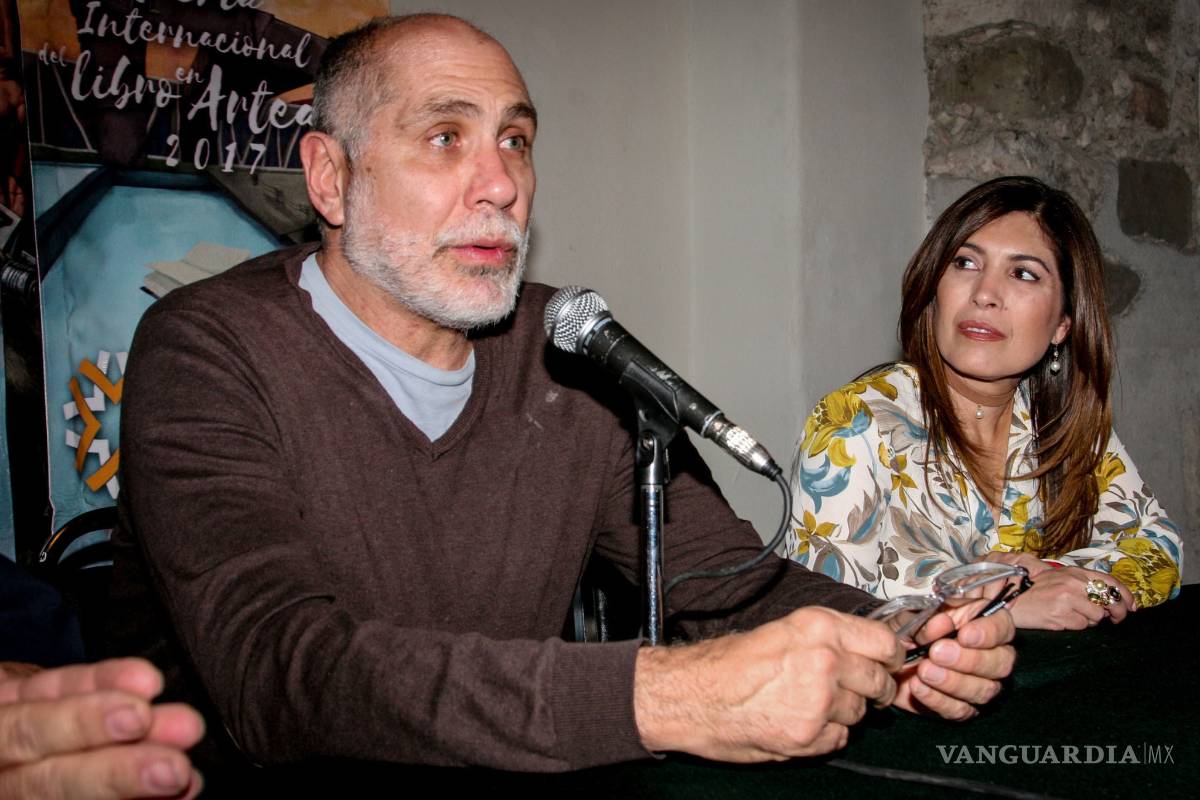 Presenta Guillermo Arriaga su libro en Saltillo