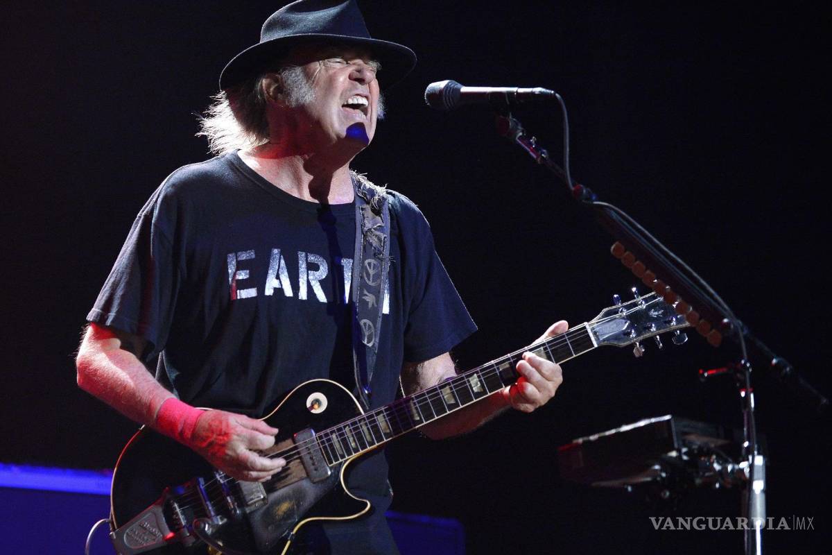 Neil Young retira su música de Spotify por emitir desinformación sobre COVID-19
