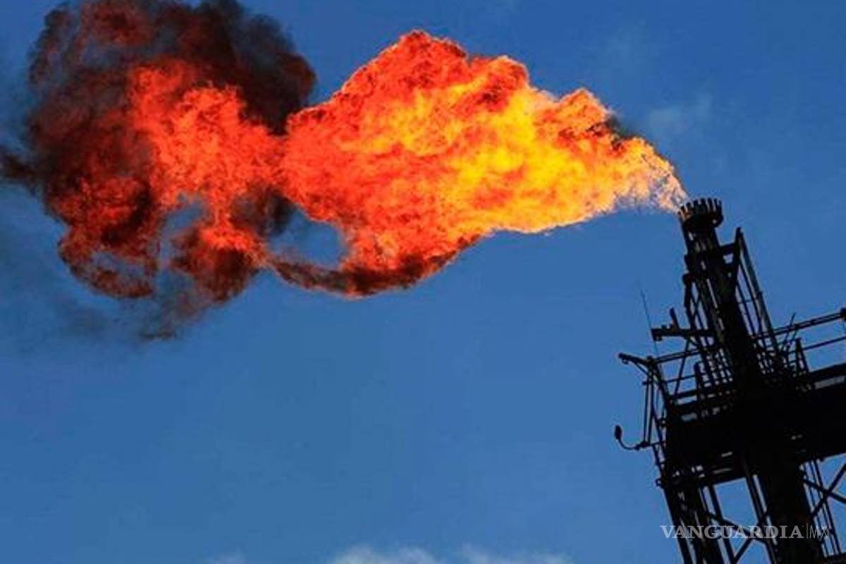Diputados piden a Pemex reducir quema de gas natural