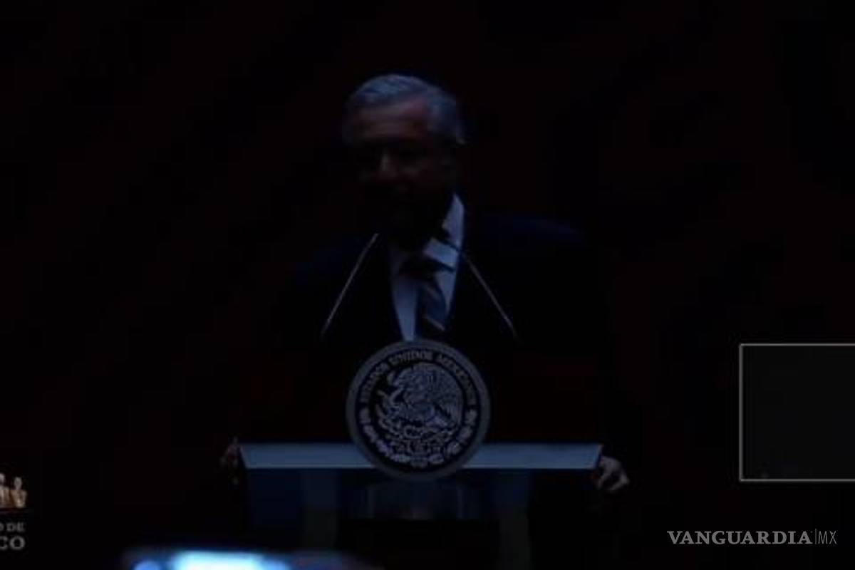 &quot;Es un complot&quot;: así reaccionó AMLO a apagón en conferencia mañanera