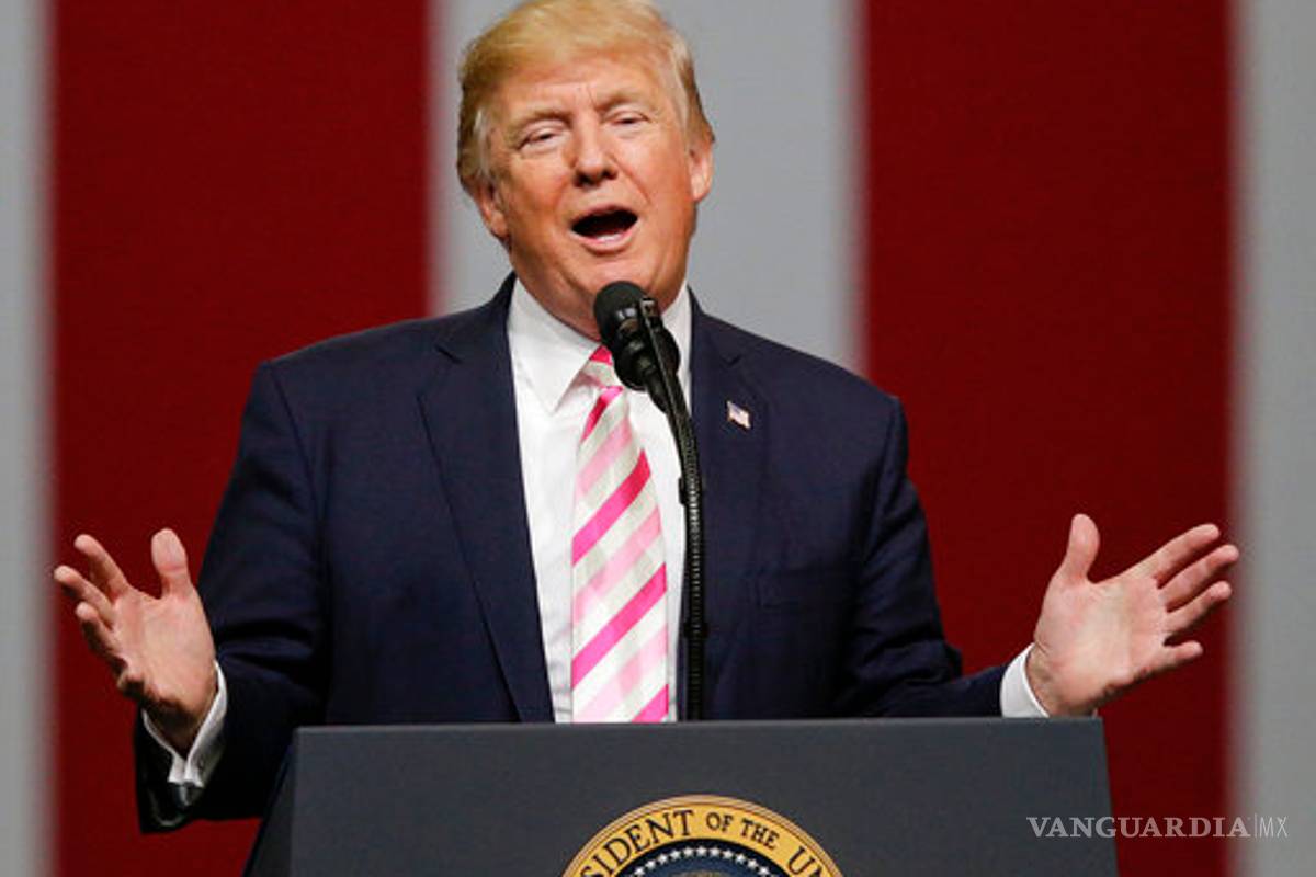 Trump pide despedir a jugadores de la NFL que se hincan durante himno