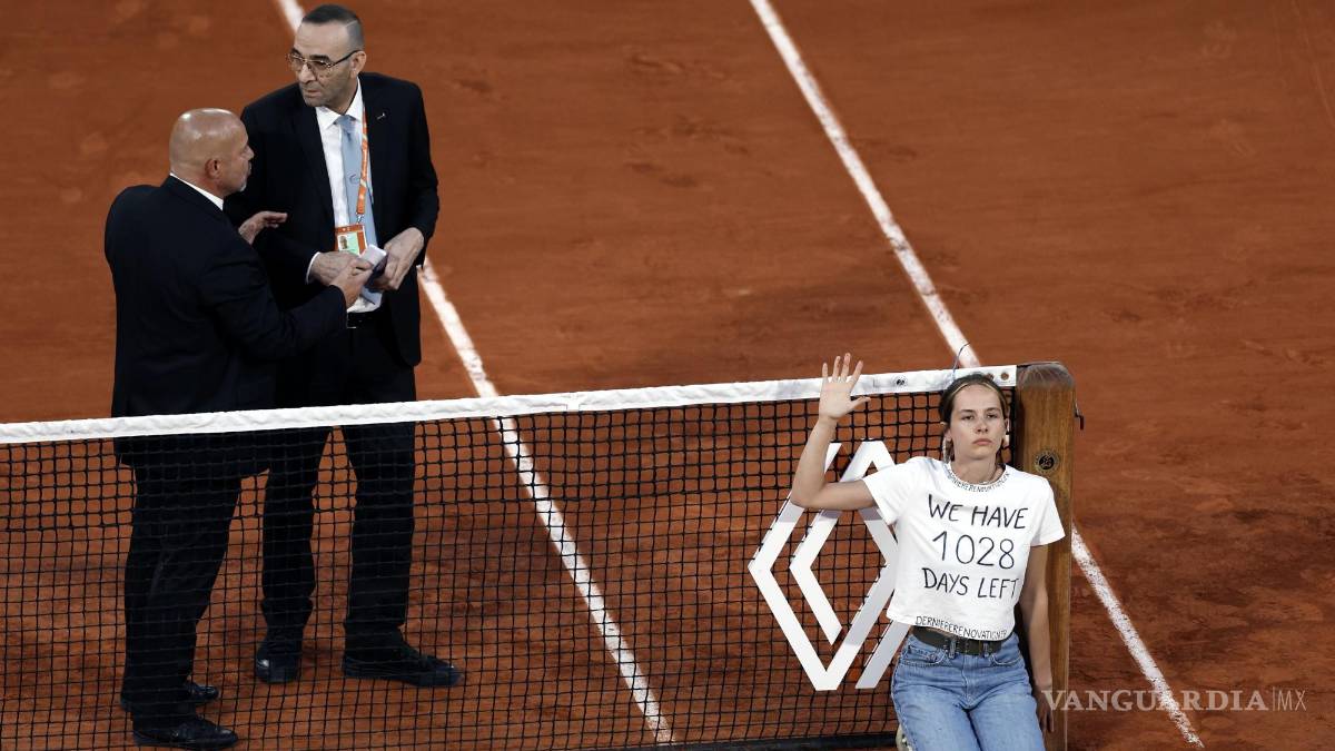 Una activista se encadena a la red e interrumpe la semifinal entre Casper Ruud y Marin Cilic en Roland Garros