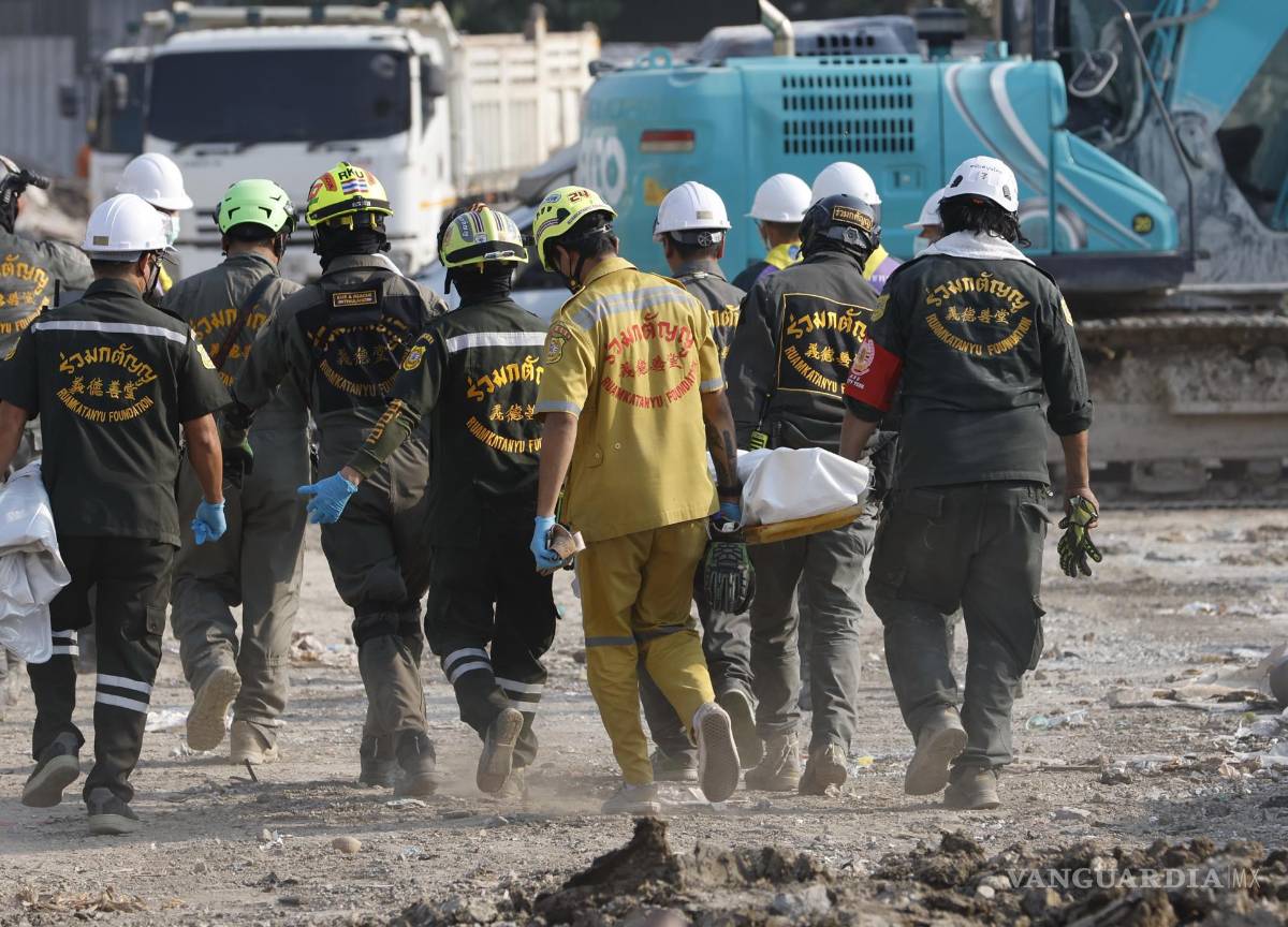 $!Los equipos de rescate llevan un cuerpo recuperado del lugar de un edificio derrumbado, luego de un terremoto en Bangkok, Tailandia.
