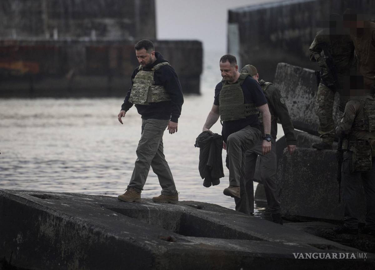 $!El presidente ucraniano Volodímir Zelenski (centro) visitando la isla Zmiinyi (isla de la serpiente) en el Mar Negro, no lejos de Odesa, Ucrania.