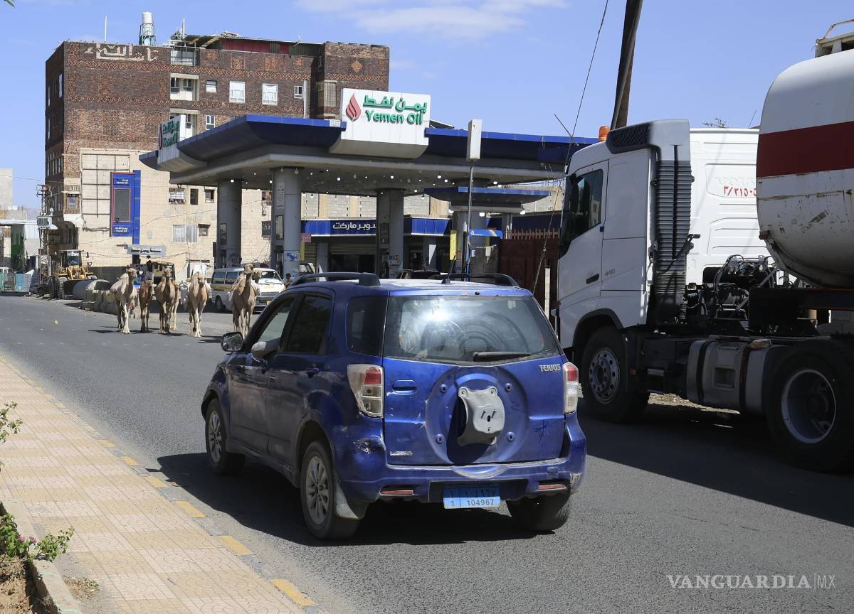 $!Un vehículo circula junto a una gasolinera en Saná, Yemen. La coalición liderada por Arabia Saudí bombardeó la instalación de almacenamiento de petróleo de Al Sabahah, bajo control hutí.