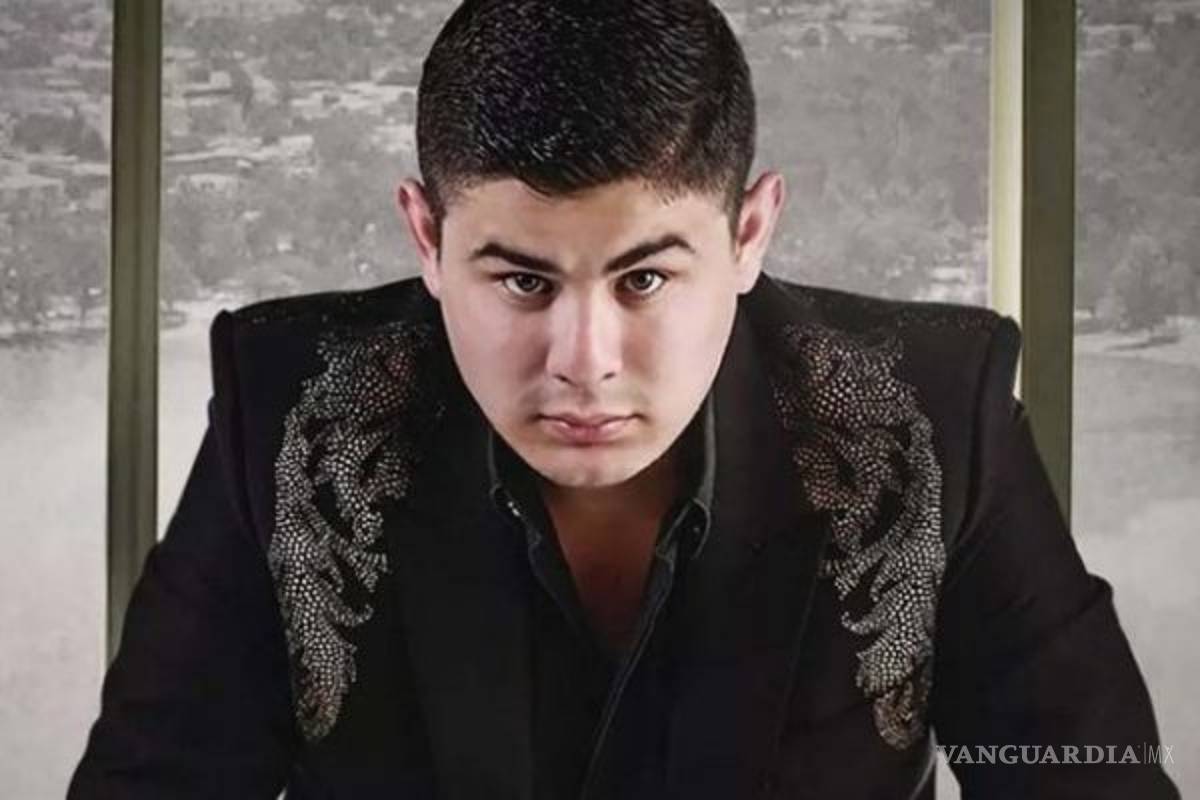 Con narcomantas, amenazan de muerte al cantante Alfredo Olivas y lo vinculan al crimen organizado