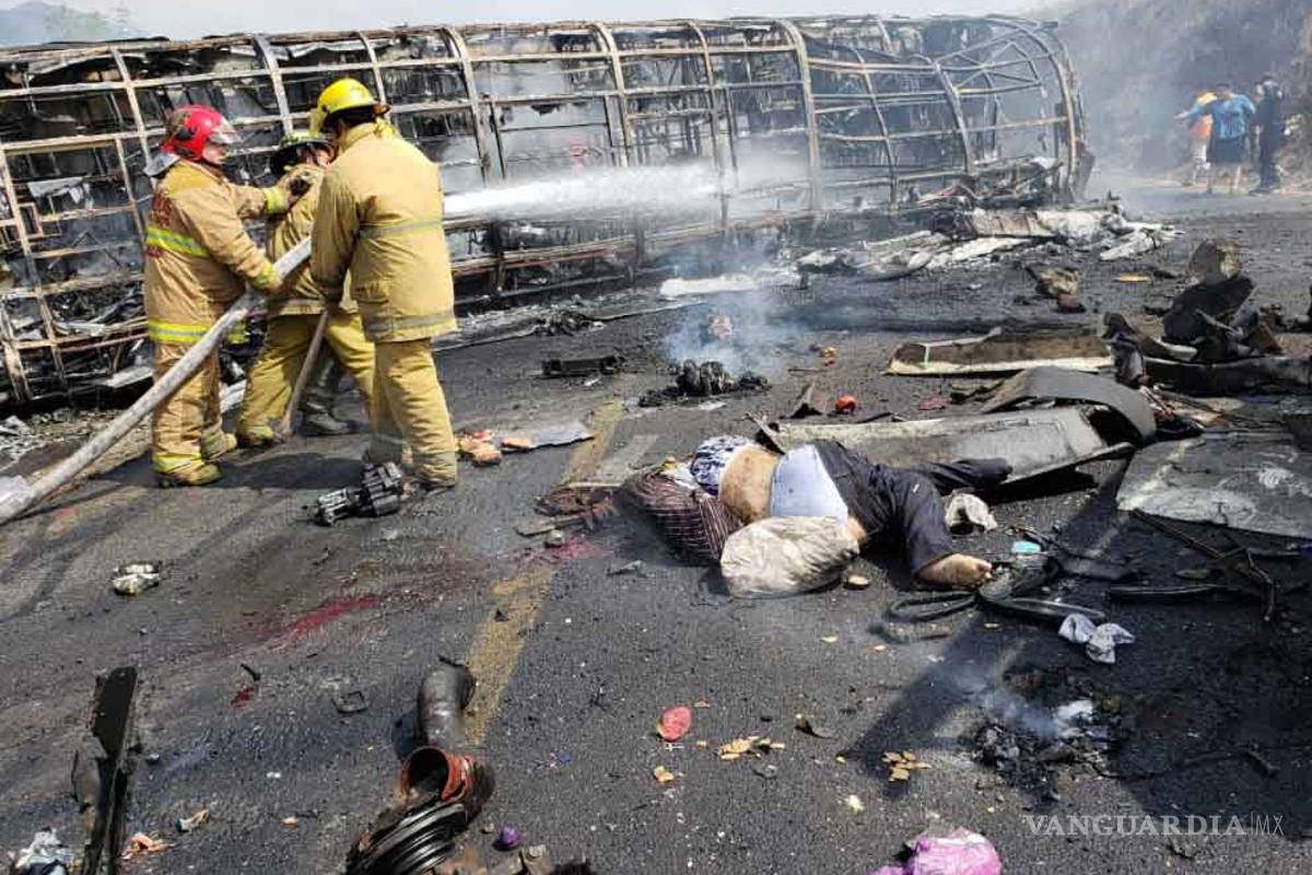 $!Choque entre tráiler y autobús deja 21 muertos en carretera Puebla-Orizaba