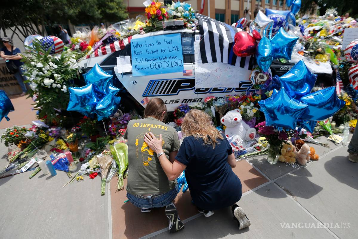 Black Lives Matter alista “Fin de semana de ira” en EU; cientos rinden homenaje a policías de Dallas