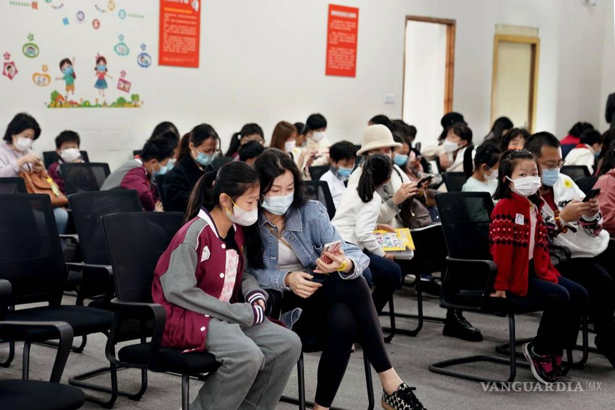 China detecta 74 casos de COVID-19, 50 contagios locales
