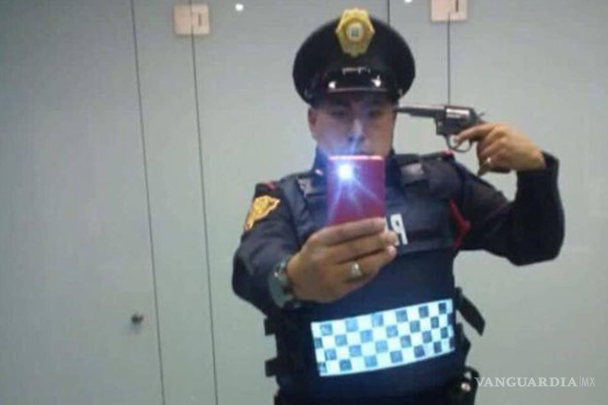 Destituyen a policía que se tomó 'selfie suicida'