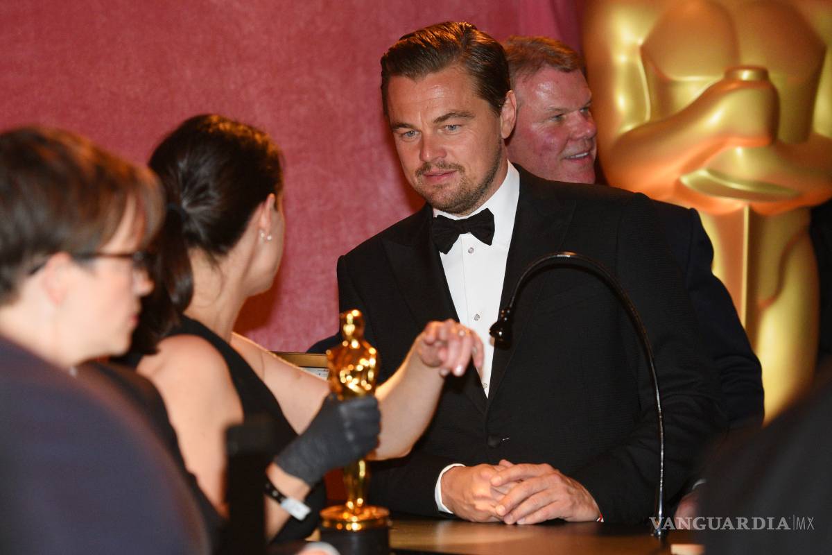 DiCaprio casi olvida el Oscar en un restaurante tras festejo (VIDEO)