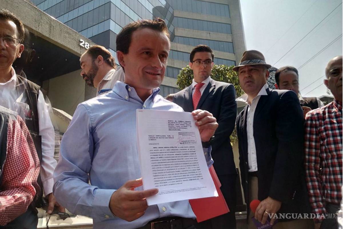 Mikel Arriola presenta denuncia ante la Fepade