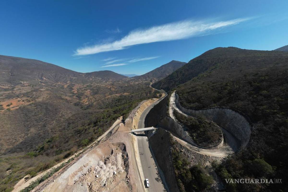 ‘Si no hay acuerdo, haremos nuevo trazo’, AMLO dialoga con pobladores de Oaxaca tras rechazo a carretera
