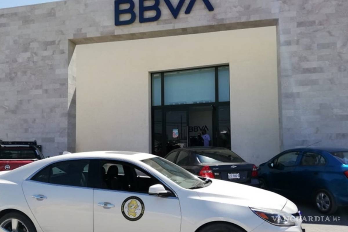 Lo despojan de $200 mil afuera de banco en Torreón