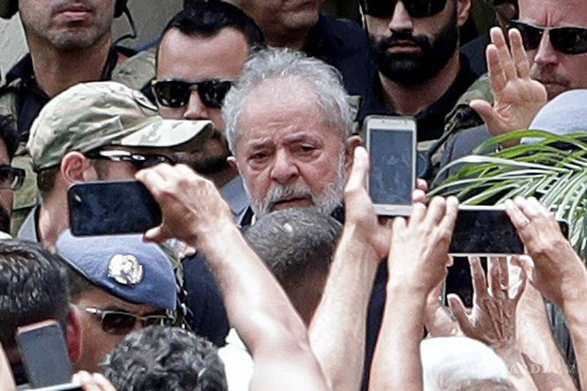 Lula da Silva sale de prisión para ir a funeral de su nieto; asegura que demostrará su inocencia