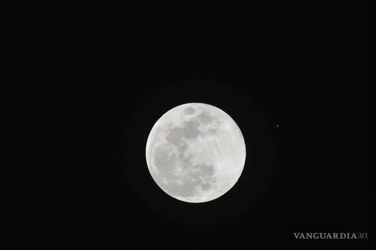 Sorprende a saltillenses, espectáculo astronómico de la Luna y Marte