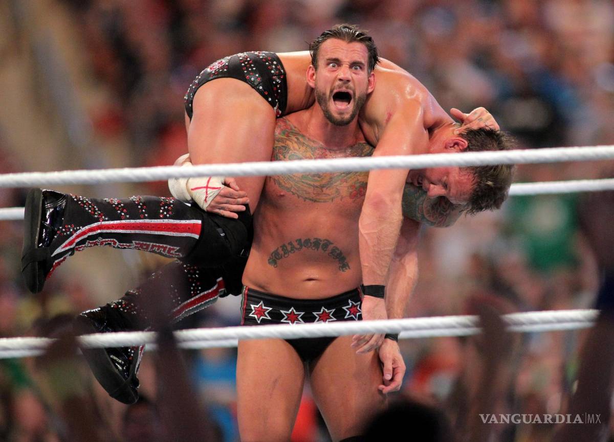 $!CM Punk regresa a las MMA ¡como comentarista!