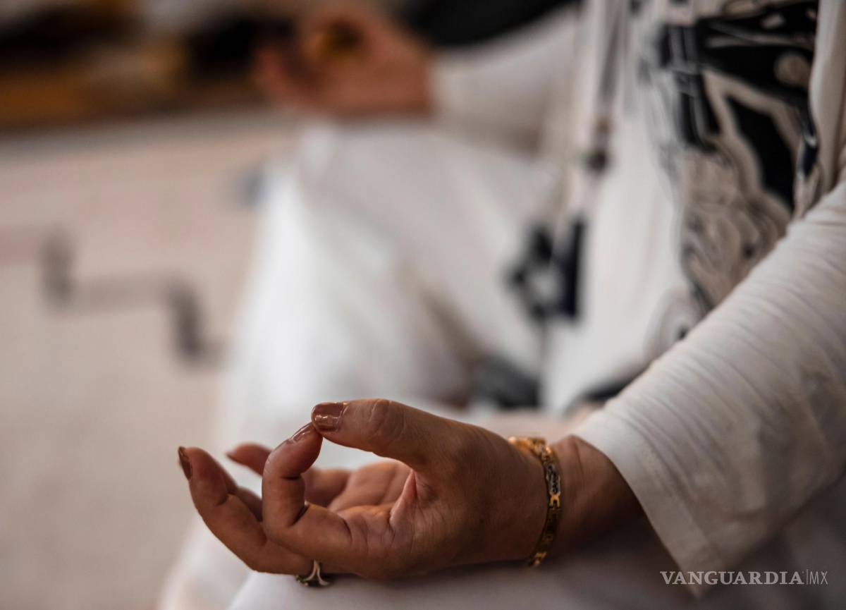 $!Un cliente medita en Creative Shelter durante la sesión en Shanghai, China. EFE/EPA/Alex Plavevki