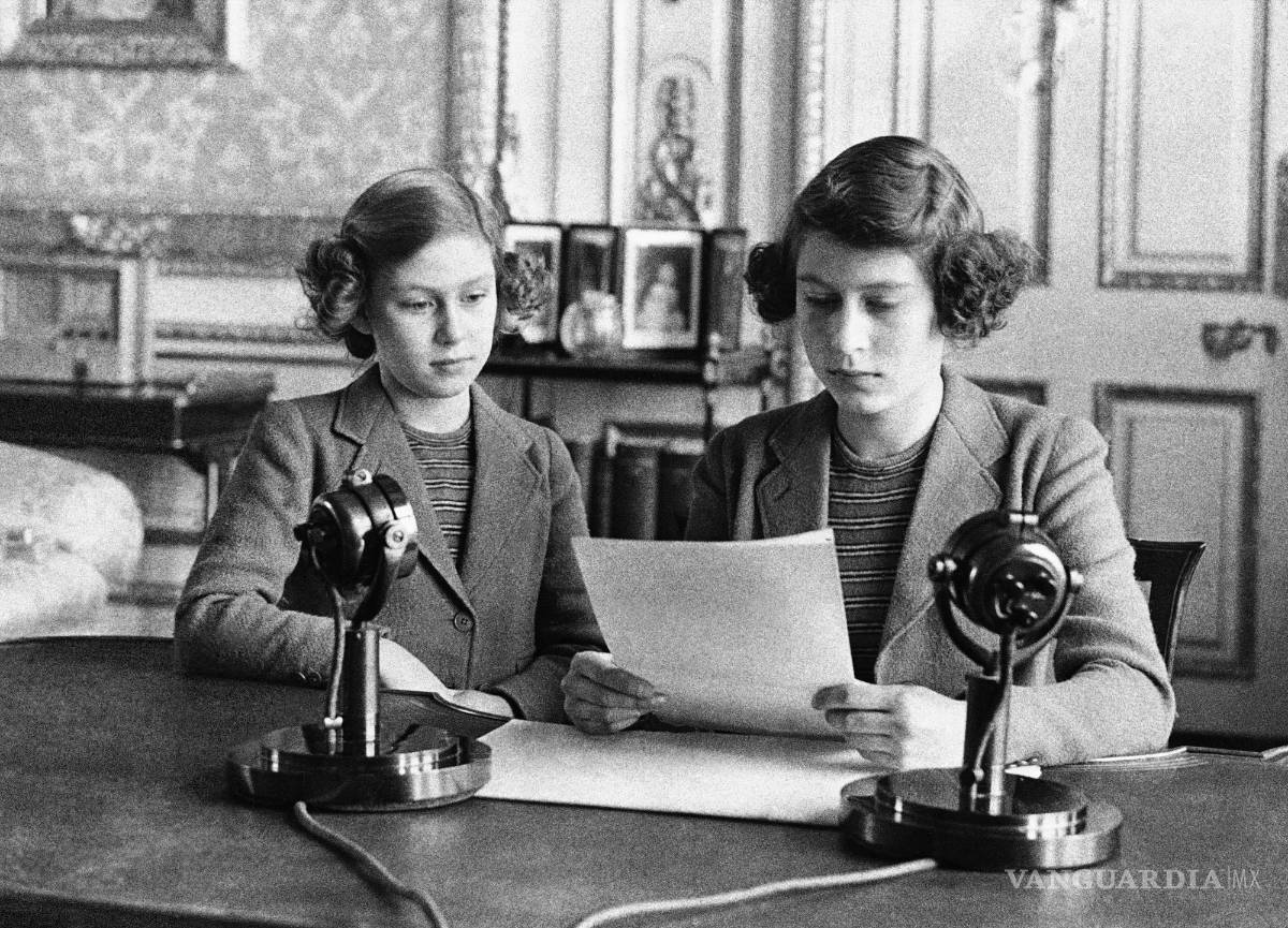 $!Imagen del 13 de octubre de 1940, la princesa Isabel de Gran Bretaña, a la derecha, y la princesa Margarita hacen su primera transmisión de radio en Londres.