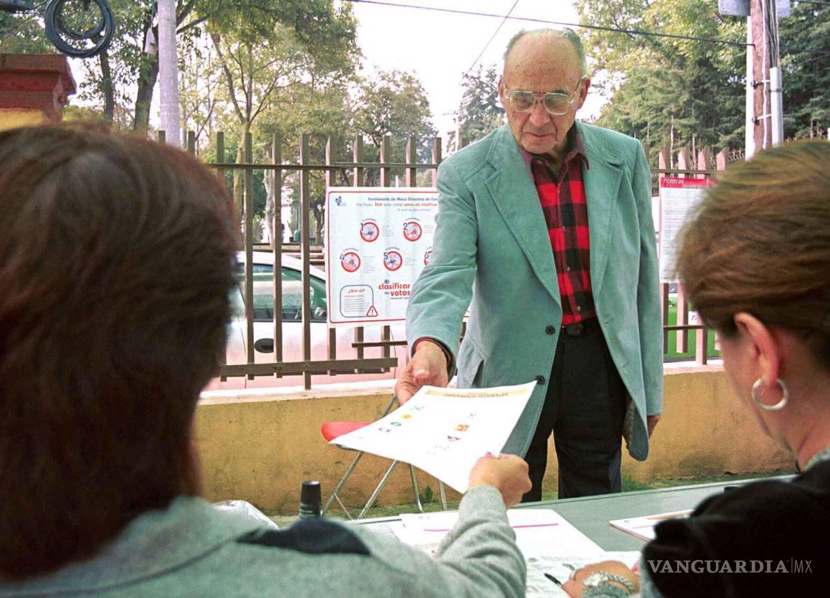 $!5 de julio de 2003. El expresidente de México Luis Echeverría Alvarez, emitió su voto en la Col. San Jerónimo Lídice, en la Del. Magdalena Contreras.