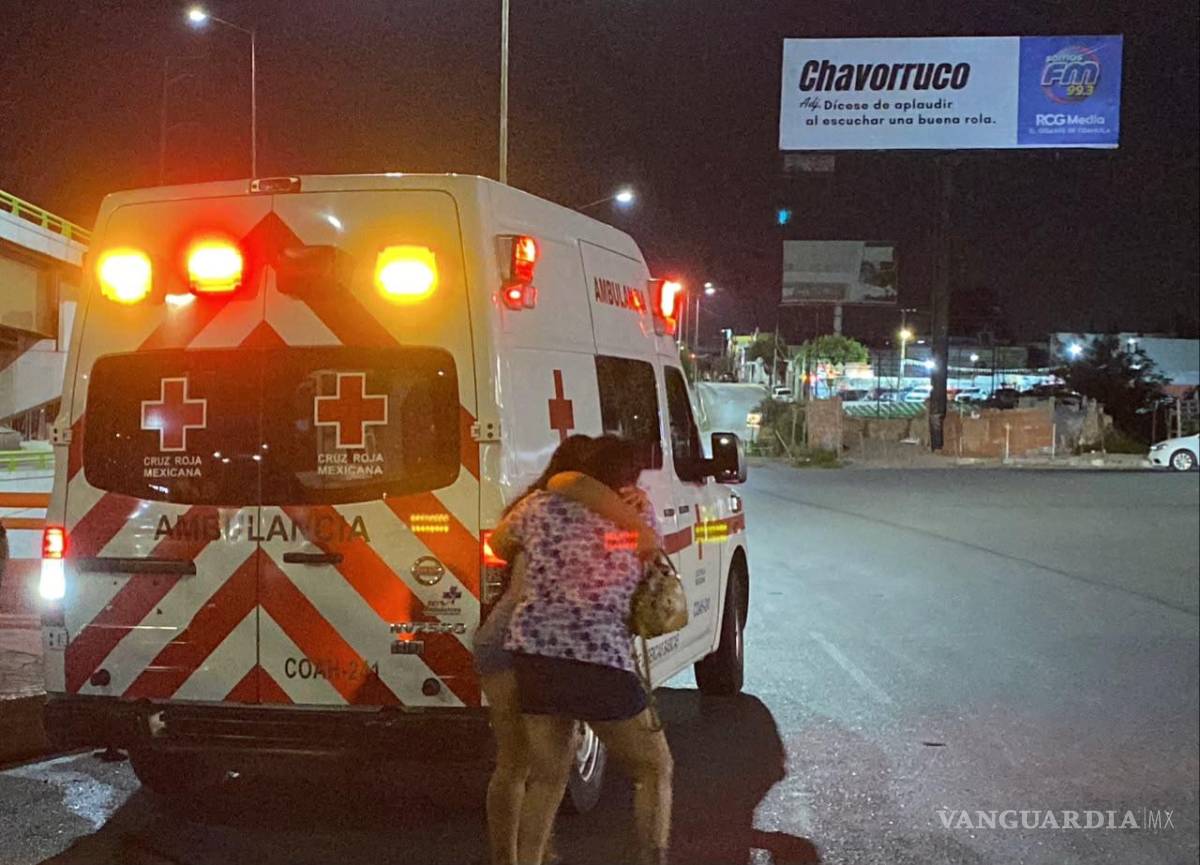 $!Una de las pasajeras manifestó dolor después del impacto y fue valorada por paramédicos de la Cruz Roja.