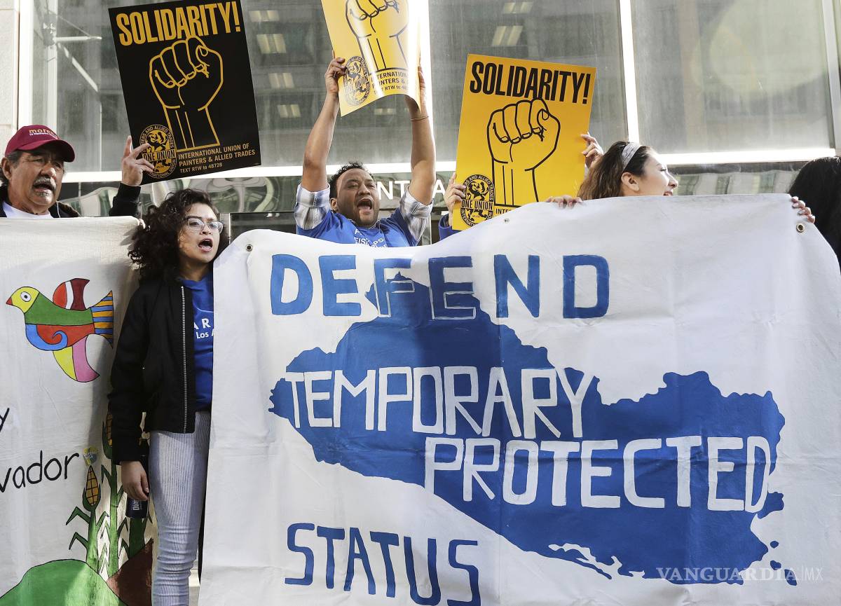 $!Simpatizantes de los inmigrantes que cuentan con estatus de protección temporal en EU en un mitin antes contra el gobierno del presidente Donald Trump.