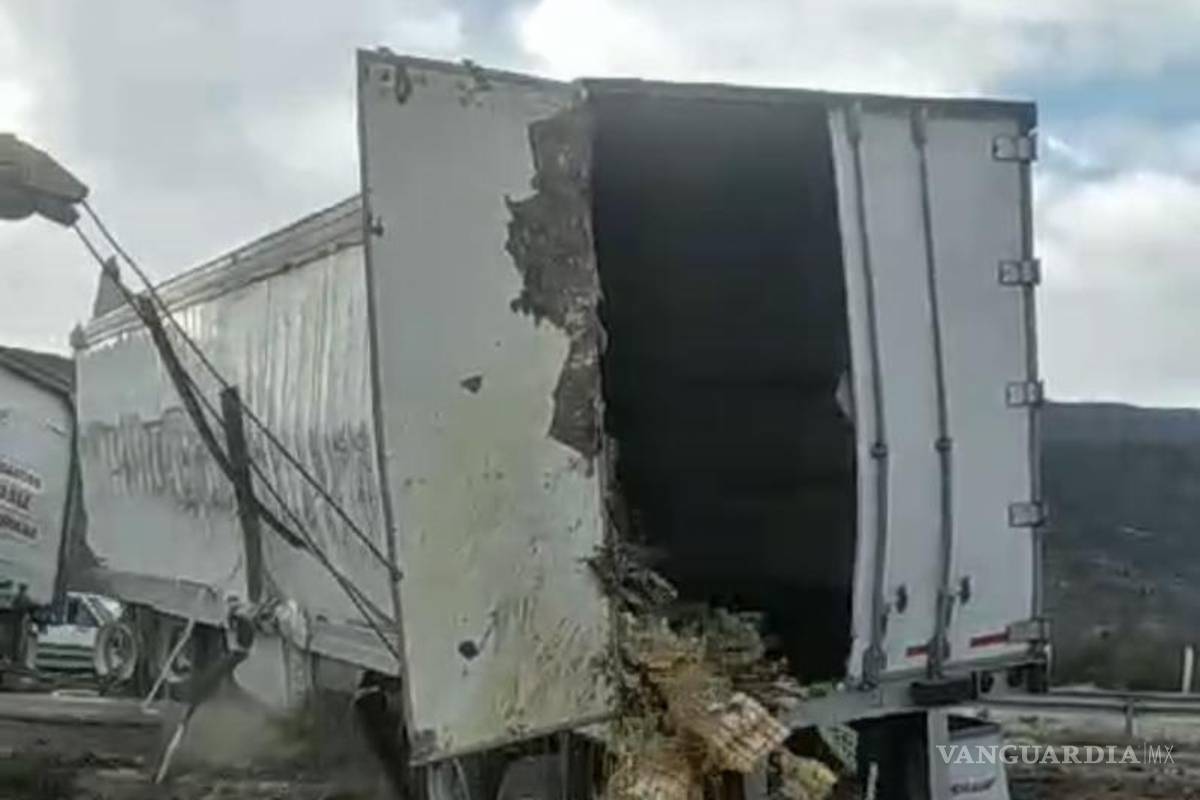 $!Grúas trabajaron diligentemente para mover el vehículo accidentado y llevarlo a un corralón.