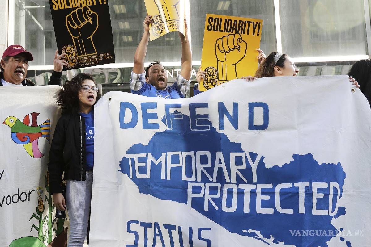 $!Simpatizantes de los inmigrantes que cuentan con estatus de protección temporal en EU en un mitin antes contra el gobierno del presidente Donald Trump.