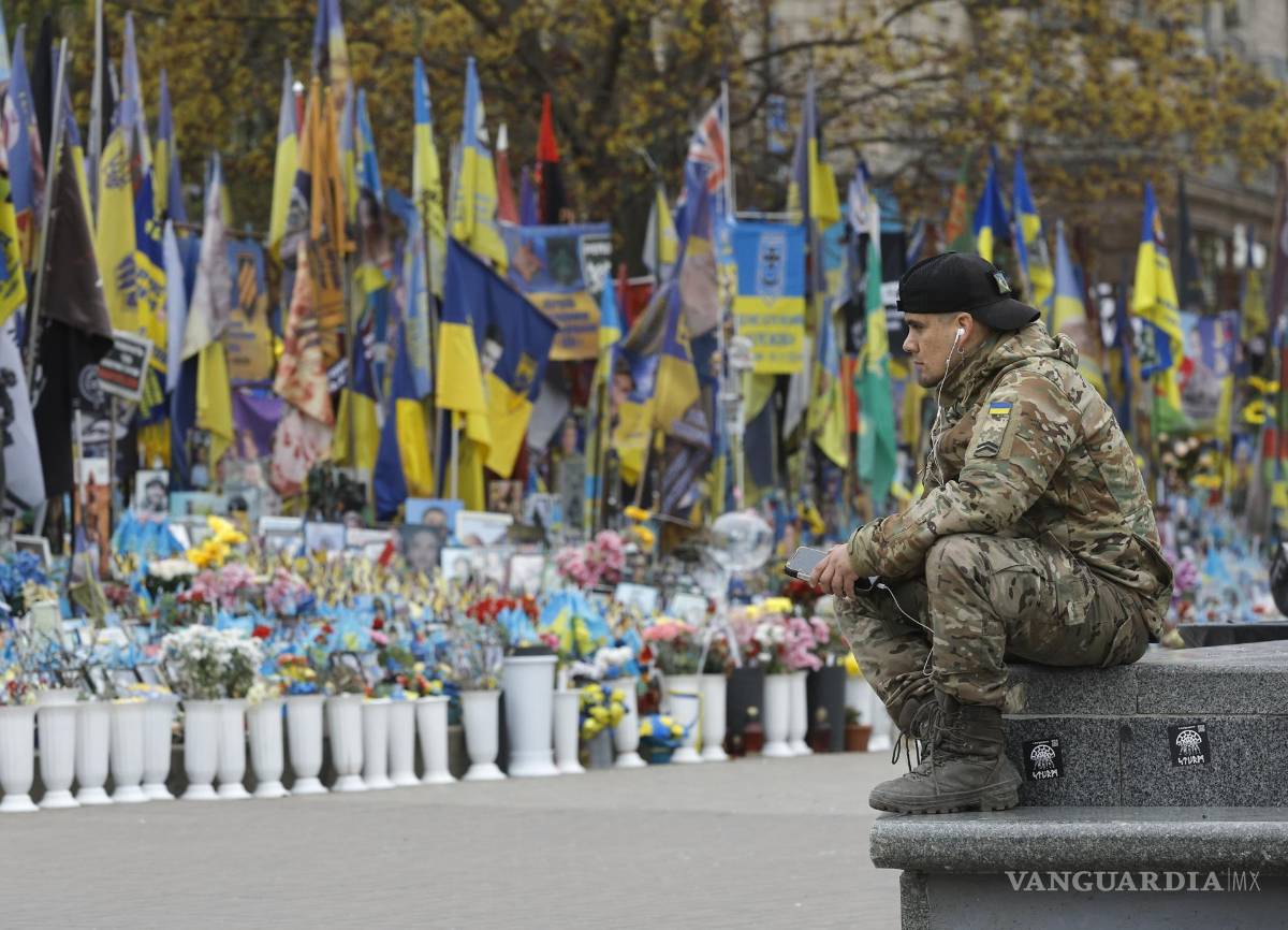 $!Un hombre con uniforme militar se sienta cerca de un monumento improvisado dedicado a los soldados ucranianos caídos en Kiev, Ucrania.