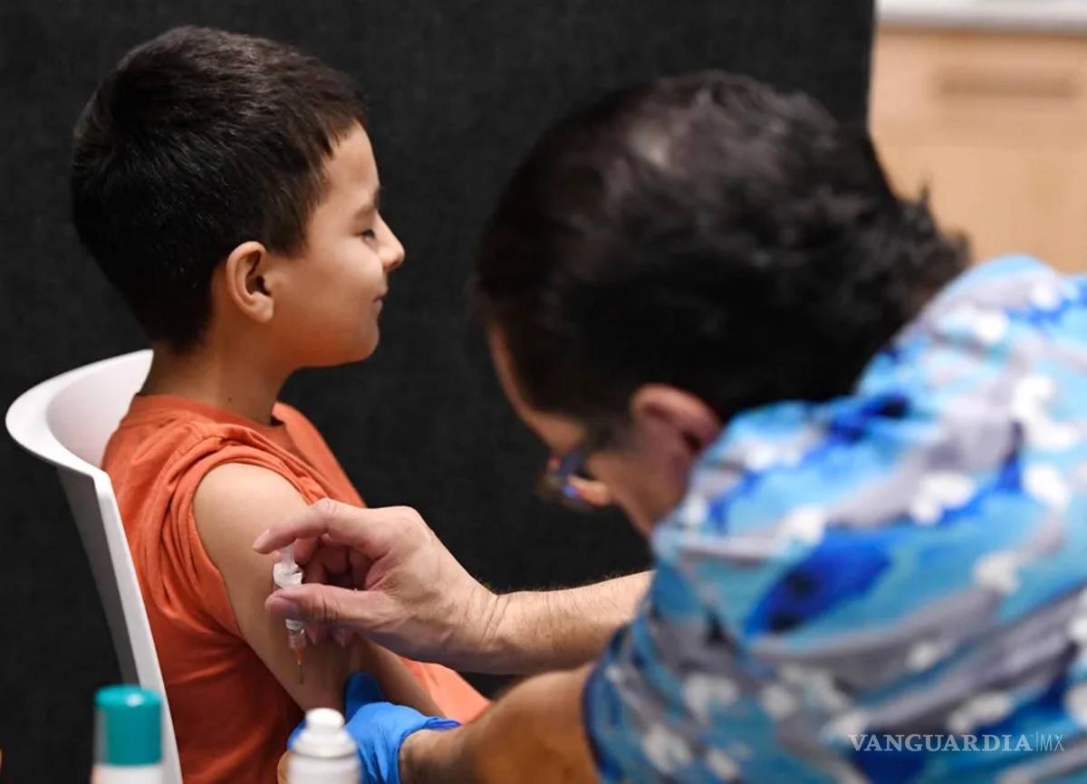 $!Un niño recibiendo la vacuna contra el sarampión en Lubbock, Texas.