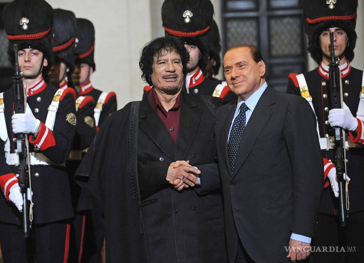 $!16/11/2009. El primer ministro italiano, Silvio Berlusconi, se da la mano con el líder libio, el coronel Muammar Gaddafi en el Palacio Chigi, en Roma.
