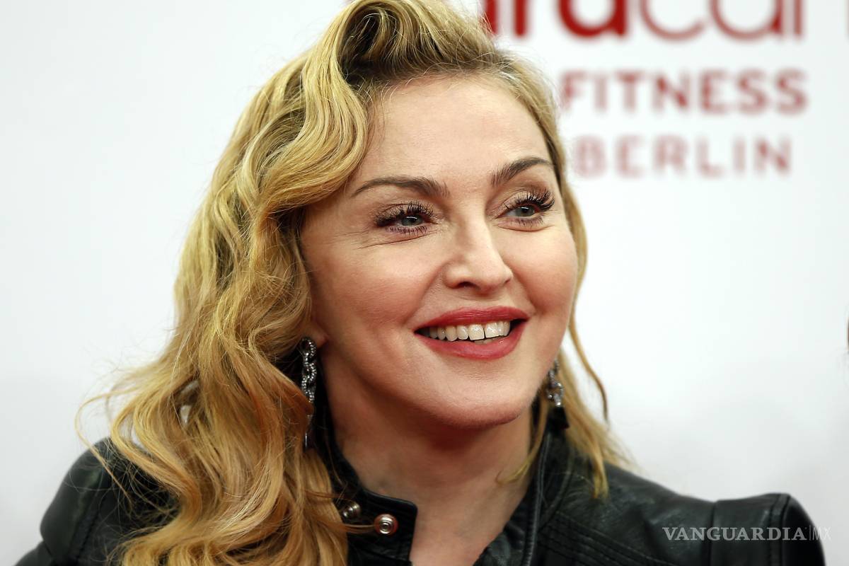 Madonna llora por París y canta 'La Vie en Rose'