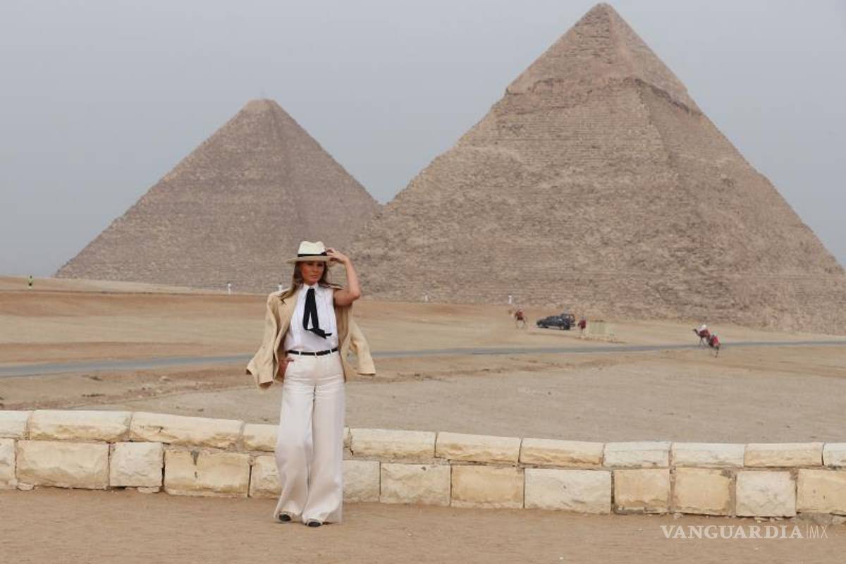 Melania Trump pasea entre las pirámides en Egipto