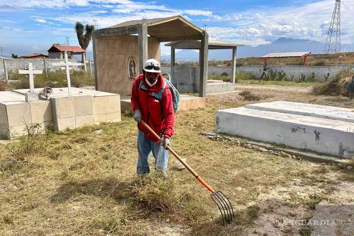 Dan mantenimiento a panteones y espacios públicos por el Día de Muertos en Ramos Arizpe