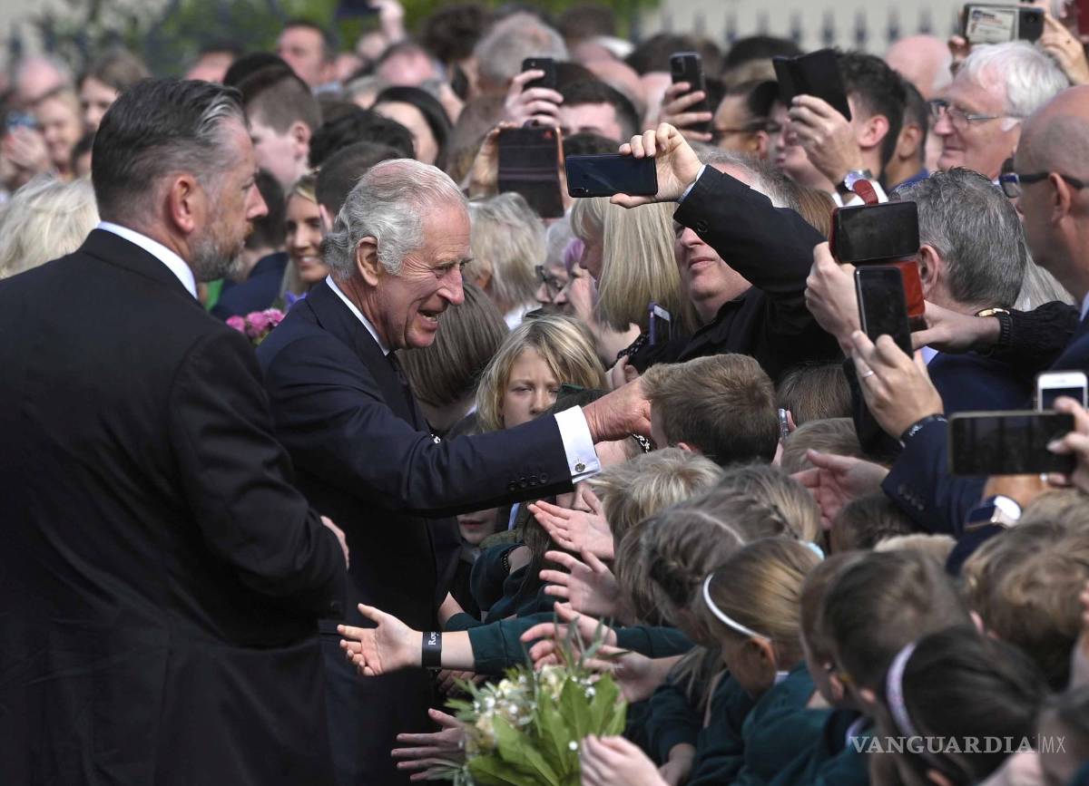 $!El rey Carlos III de Gran Bretaña y Camilla, la reina consorte (no en la imagen) llegan al castillo de Hillsborough, Irlanda del Norte.
