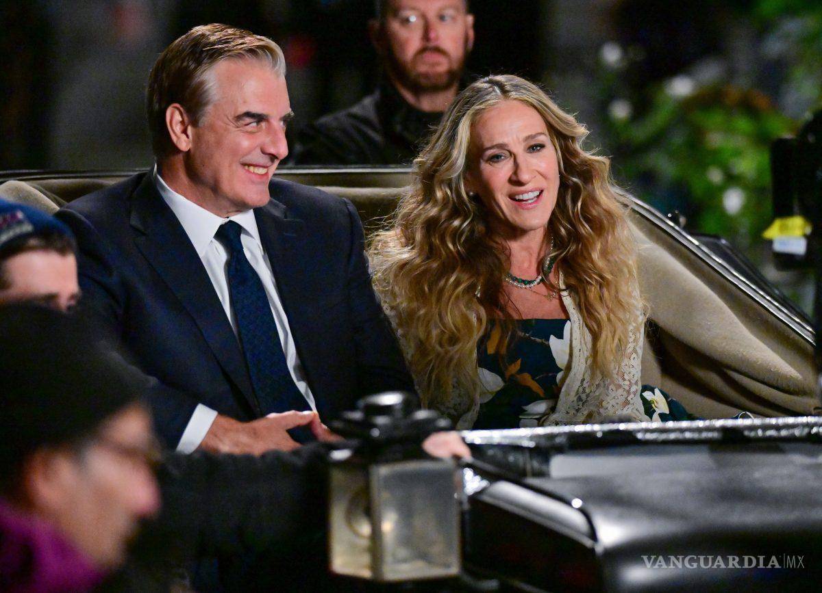 $!Mr. Big y Carrie recrearon una escena de la serie original al pasar en carruaje en Central Park.