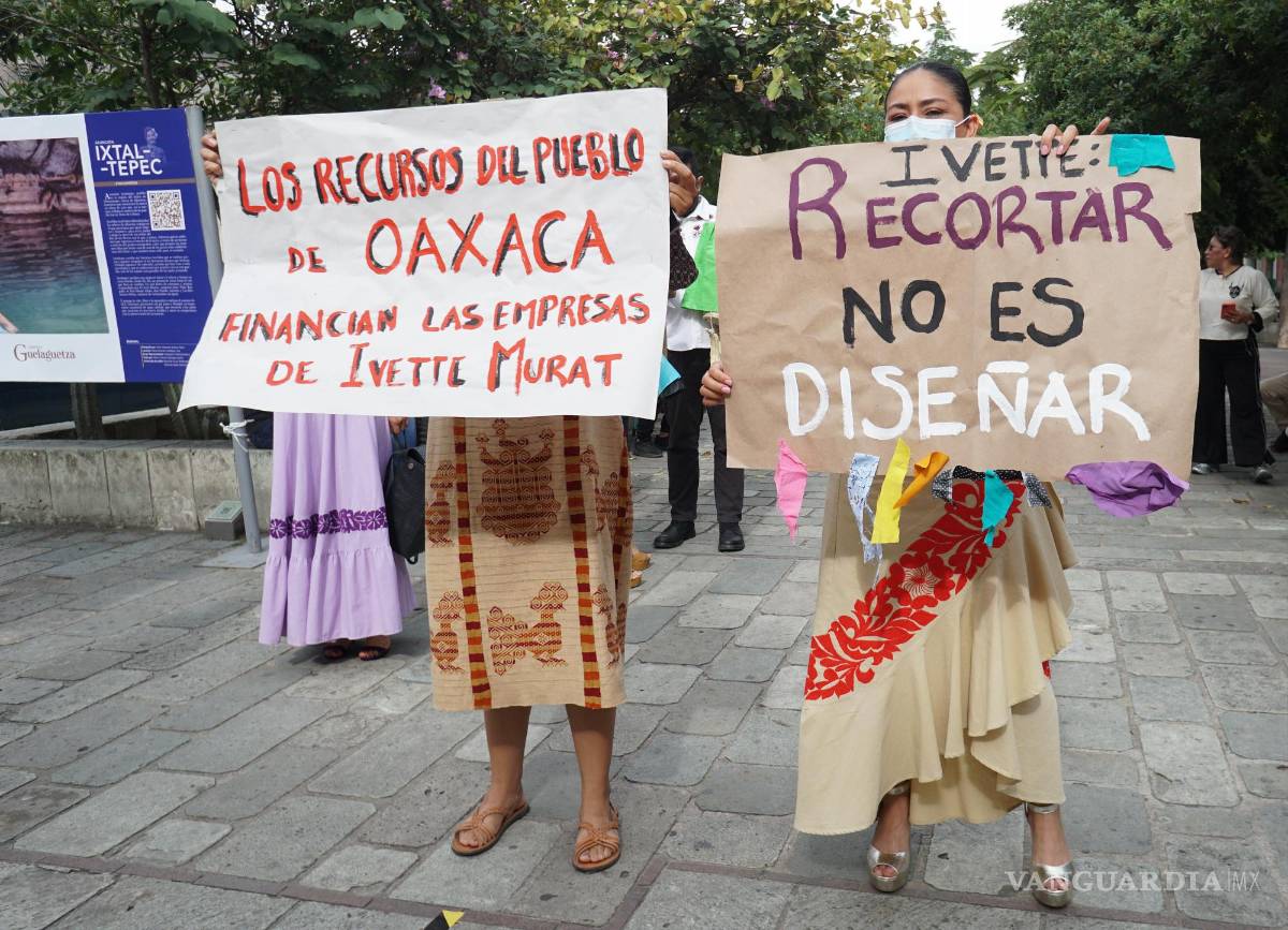 $!Artesanas e indígenas participan en una protesta contra el gobernador de Oaxaca, Alejandro Murat, en Mitla, estado de Oaxaca (México).