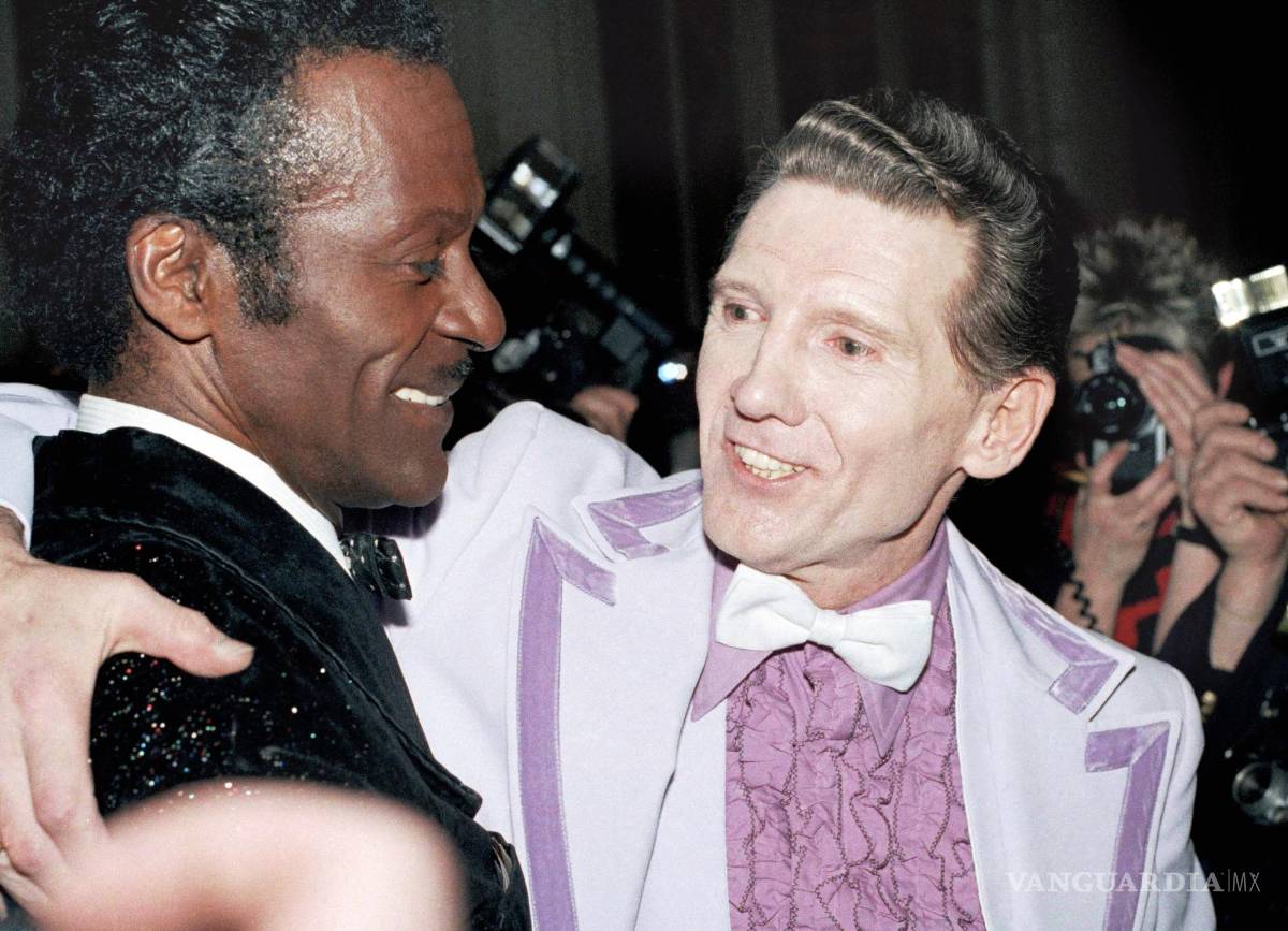 $!Chuck Berry, a la izquierda, y Jerry Lee Lewis se abrazan en una recepción en el Waldorf-Astoria de Nueva York el 23 de enero de 1986.