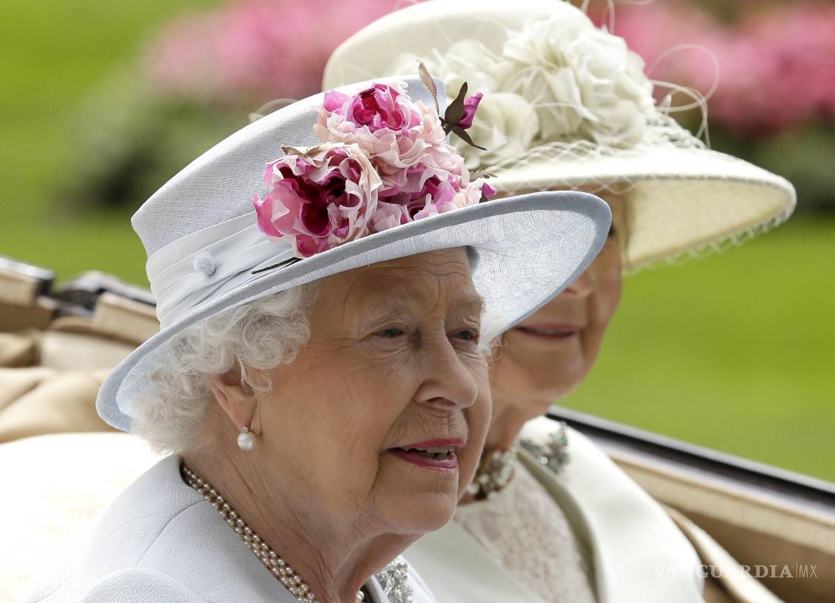 $!La reina Isabel II de Inglaterra llega a las carreras de caballos de Ascot acompañada por la princesa Alexandra, en Ascot, Inglaterra, el 20 de junio de 2018.