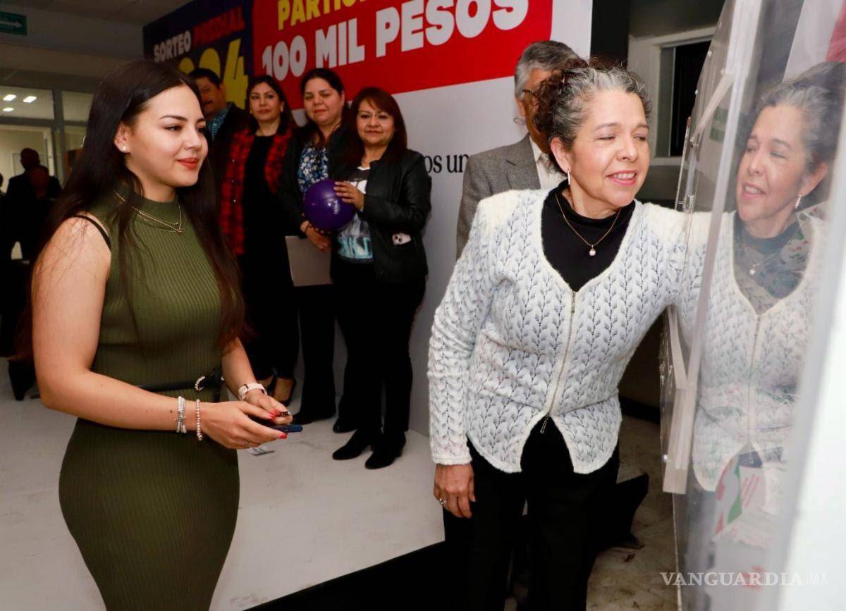 $!En el sorteo estuvieron presentes autoridades municipales, incluyendo la síndica Mayela Hernández Valdés, el director de Ingresos Mario López Fuentes, la directora de Egresos Rosa María Espinoza López y la notaria pública Elsa Leza Domínguez.