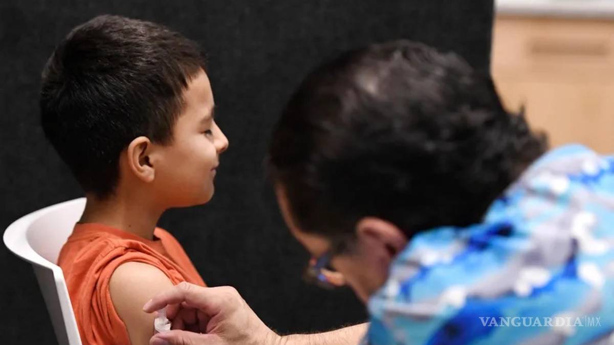 $!Un niño recibiendo la vacuna contra el sarampión en Lubbock, Texas.