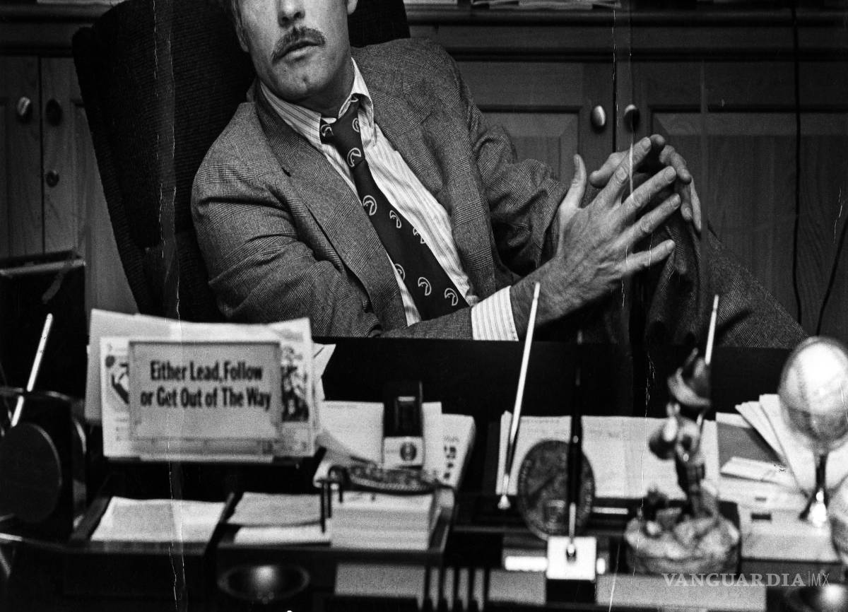 $!Ted Turner aparece en su escritorio en el Centro CNN en 1982.