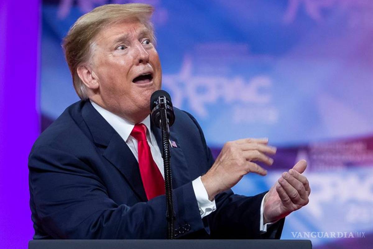 Trump se burla de pesquisas de trama rusa y demócratas en evento conservador