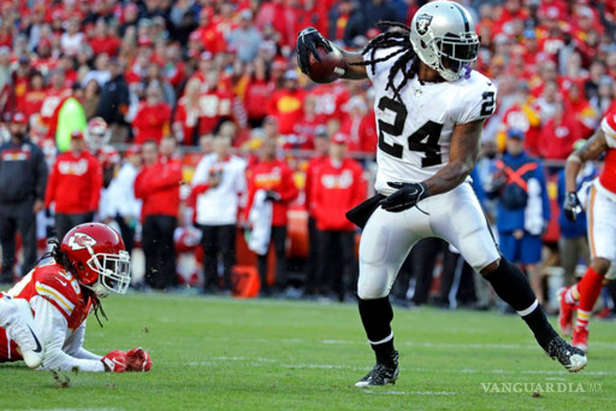 La NFL multa a Lynch por gritar a un oficial