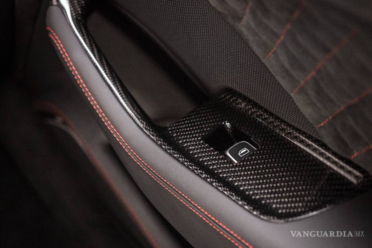 $!¿Qué es el Alcántara y porqué todos lo quieren en sus autos?