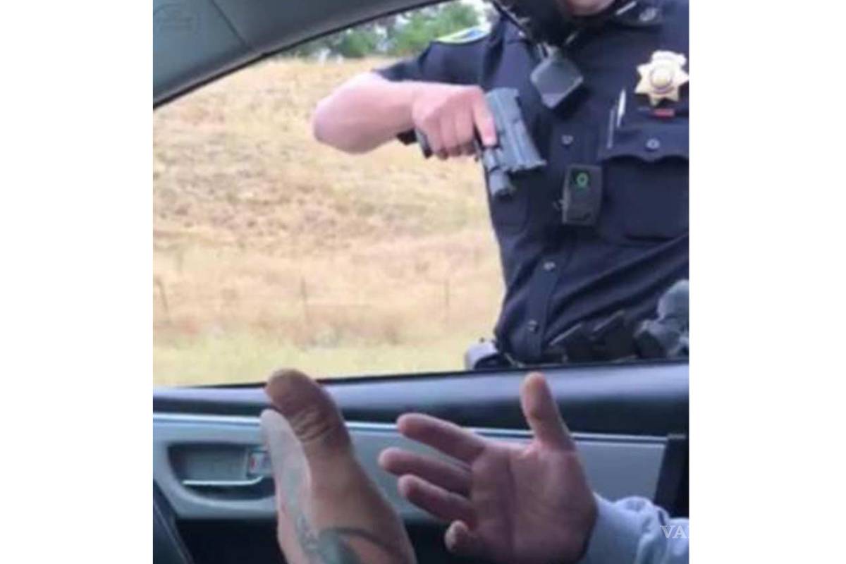 Policía de EU encañona a copiloto durante discusión