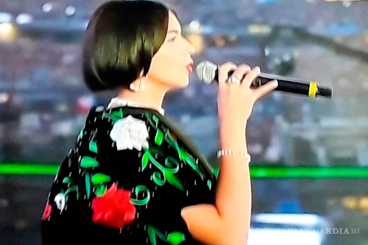 Destrozan en redes a Ángela Aguilar por su interpretación 'agringada' del Himno Nacional en pelea del 'Canelo'