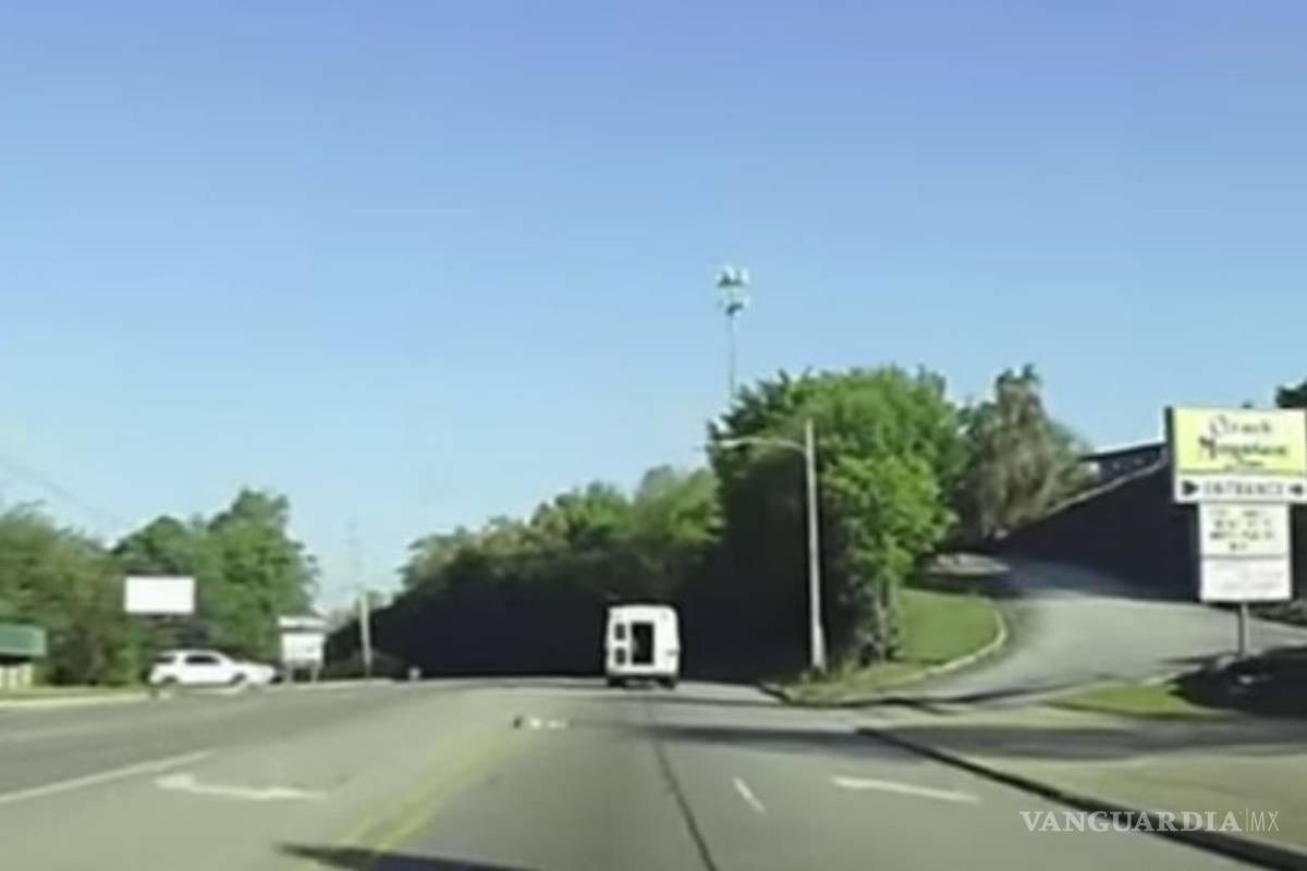 Niña cae de autobús en movimiento y sobrevive