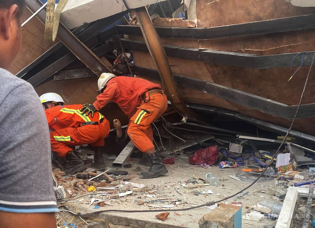 $!Rescatistas trabajan para recuperar un cuerpo de los escombros en el mercado de ThaPyayGone luego de un terremoto, en Naypyidaw, Myanmar, el 28 de marzo de 2025.